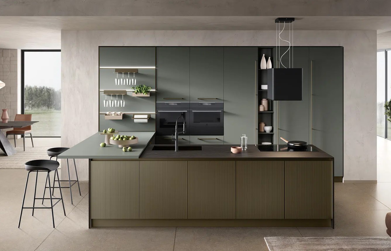 Cucina a progetto dalle tonalità scure con isola