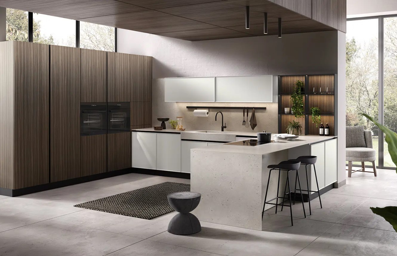 Cucina a progetto chiara con ampia isola centrale