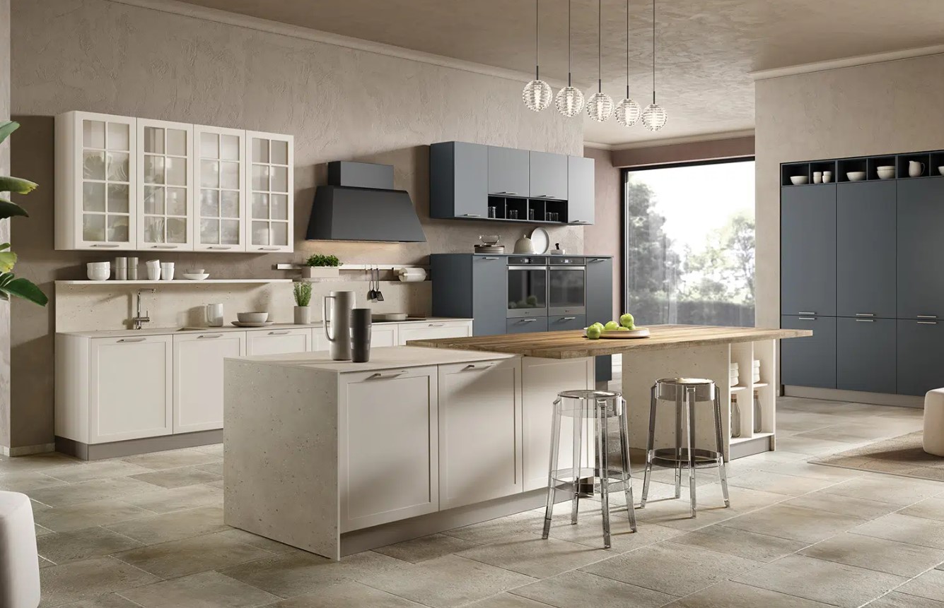 Cucina a progetto con colonne scure e isola chiara